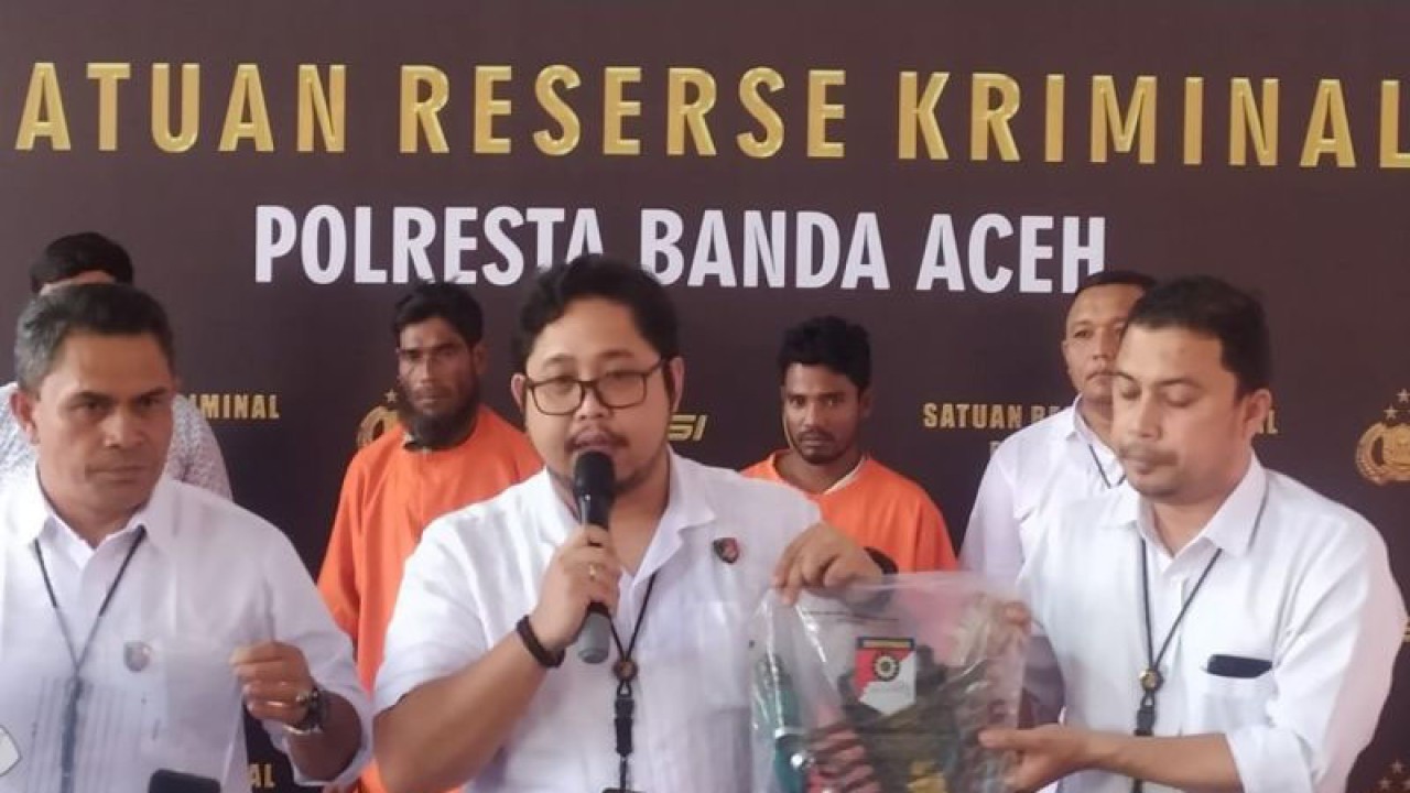 Konferensi pers pengungkapan kasus penyelundupan pengungsi Rohingya dari Bangladesh ke Indonesia, Aceh, di Mapolresta Banda Aceh, Rabu (27/12/2023) (ANTARA/Rahmat Fajri)