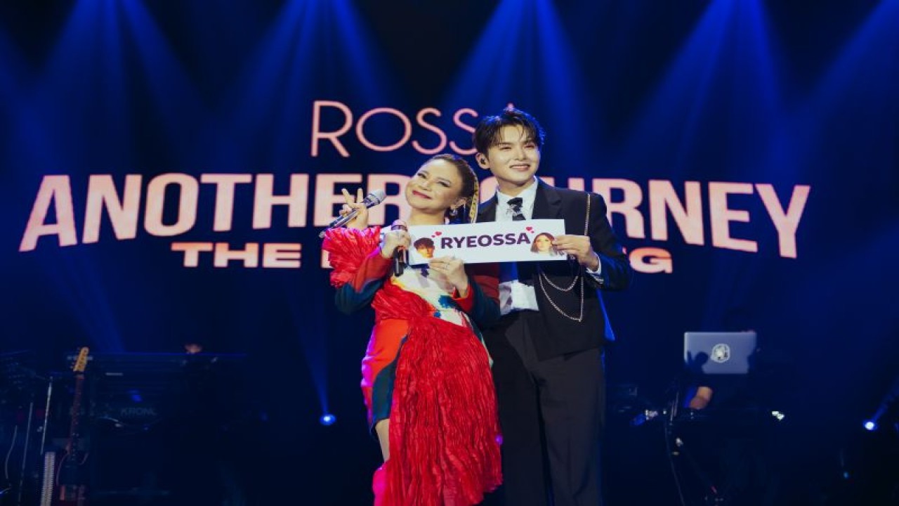 Diva Indonesia Rossa (kiri) dan penyanyi asal Korea Selatan Ryeowook Super Junior (kanan) saat tampil di tur konser album "Another Journey: The Beginning" di Bandung pada 1 Desember 2023. (ANTARA/HO-Rossa)