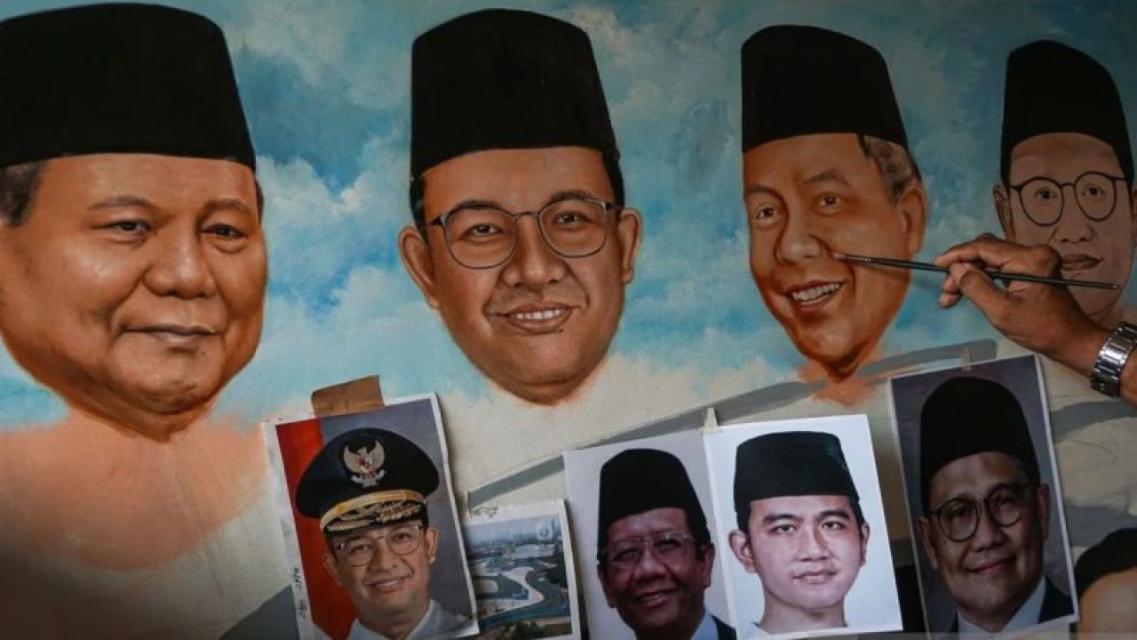 Pelukis menyelesaikan lukisannya yang bertema wajah Capres dan Cawapres pada Pilpres 2024 di kawasan Pasar Baru, Sawah Besar, Jakarta, Rabu (6/12/2023). ANTARA FOTO/Rifqi Raihan Firdaus/YU