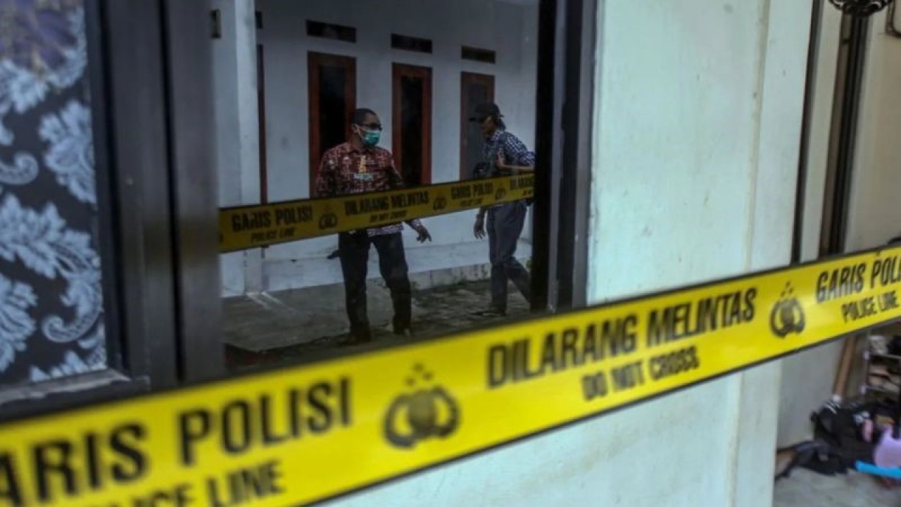 Refleksi warga melihat kondisi rumah kontrakan tempat terjadinya kasus pembunuhan empat orang anak di Jagakarsa, Jakarta Selatan, Kamis (7/12/2023). ANTARA FOTO/Yulius Satria Wijaya/nz