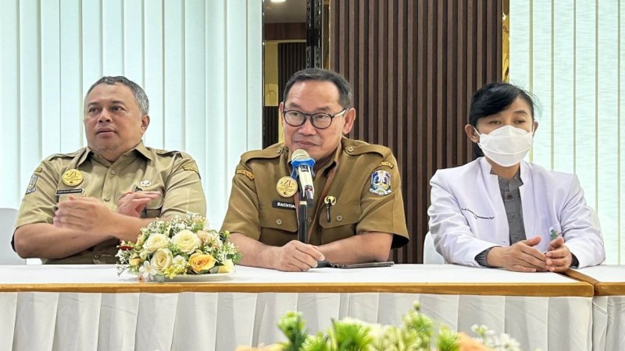 Direktur Utama RSUD Saiful Anwar dr Bachtiar Budianto (tengah) pada saat memberikan keterangan kepada media terkait antisipasi lonjakan COVID-19, di Kota Malang, Jawa Timur, Senin (18/12/2023). (ANTARA/Vicki Febrianto)
