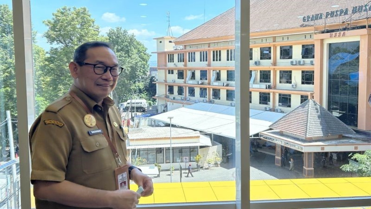 Direktur Utama RSUD Saiful Anwar dr Bachtiar Budianto pada saat menunjukkan Gedung Instalasi Pelayanan Infeksi Terpadu (IPIT) yang disiapkan untuk mengantisipasi lonjakan kasus konfirmasi COVID-19, di Kota Malang, Jawa Timur, Senin (18/12/2023). (ANTARA/Vicki Febrianto.)