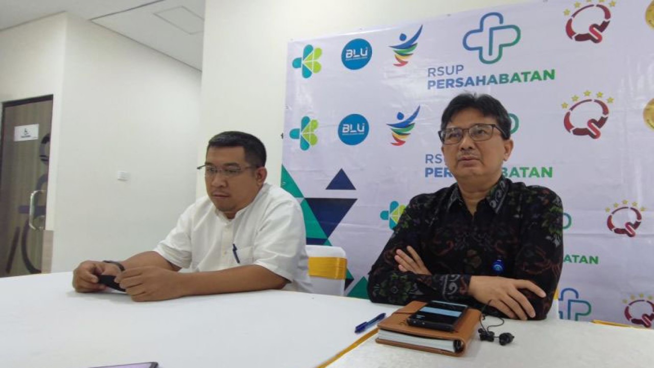 Direktur Utama Rumah Sakit Umum Pusat (RSUP) Persahabatan Agus Dwi Susanto (kanan) saat memberikan keterangan pers di RSUP Persahabatan, Rawamangun, Pulogadung, Jakarta Timur, Kamis (14/12/2023). ANTARA/Syaiful Hakim