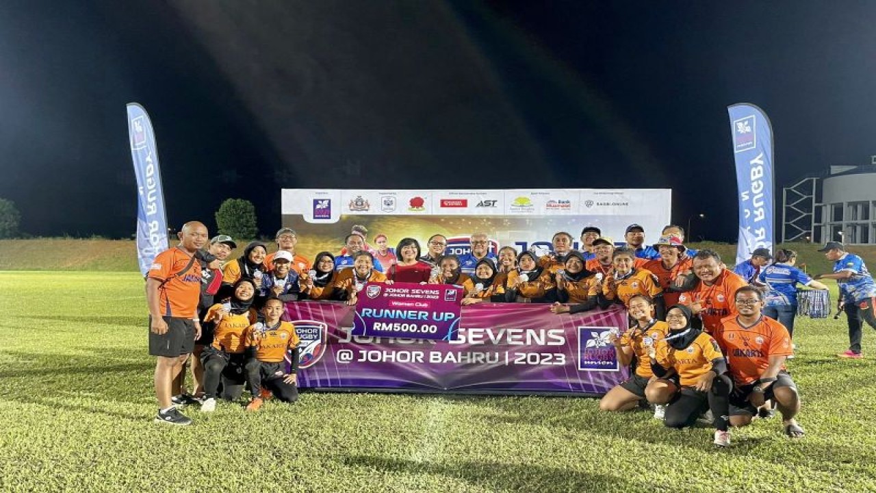 Tim Rugby Indonesia berfoto dengan pelatih dan perwakilan Konsulat Jenderal Republik Indonesia Johor Bahru saat mengikuti kejuaraan Rugby 7s di Johor Bahru, Malaysia, Minggu (17/12/2023). (ANTARA/HO-KJRI Johor Bahru)