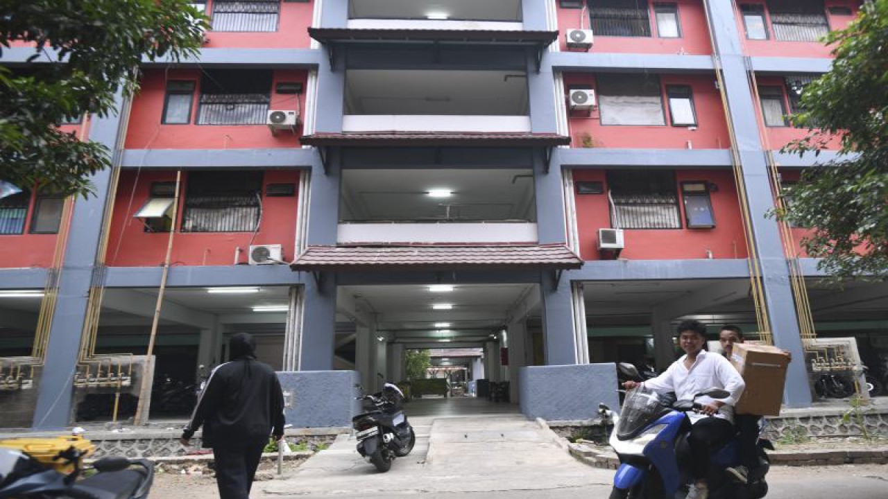 Seorang warga berjalan di depan salah satu tower di kawasan rumah susun sederhana sewa atau rusunawa Cakung, Jakarta, Senin (25/12/2023). ANTARA FOTO/M Risyal Hidayat/nym. (ANTARA FOTO/M RISYAL HIDAYAT)