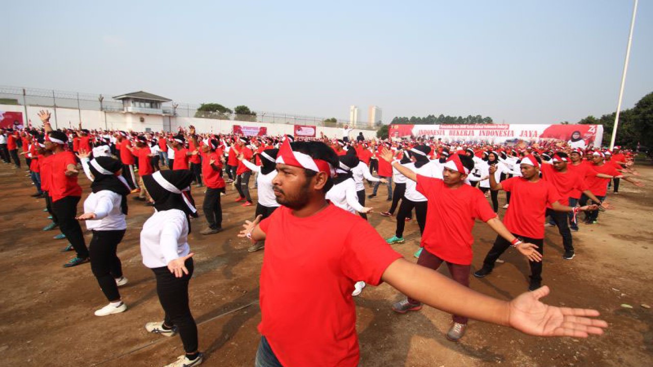 Arsip Foto - Ratusan Warga Binaan Pemasyarakatan (WBP) beserta petugas melakukan tarian kolosal di Lembaga Pemasyarakatan Kelas I Tangerang, Banten, Kamis (15/8/2019). ANTARA FOTO/Fauzan/wsj.