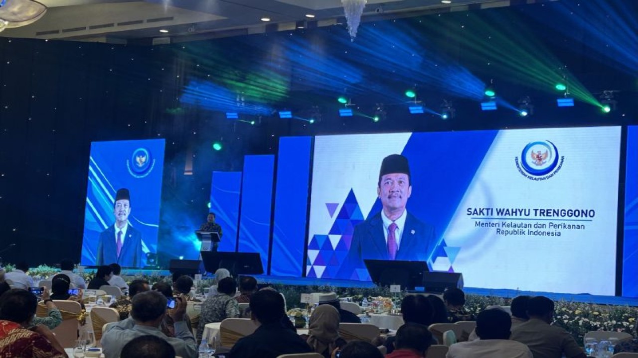 Menteri Kelautan dan Perikanan Sakti Wahyu Trenggono saat memberikan sambutan pada Pertemuan Nasional Perikanan Budi Daya Berbasis Ekonomi Biru di Jakarta, Senin (18/12/2023). ANTARA/Kuntum Riswan.