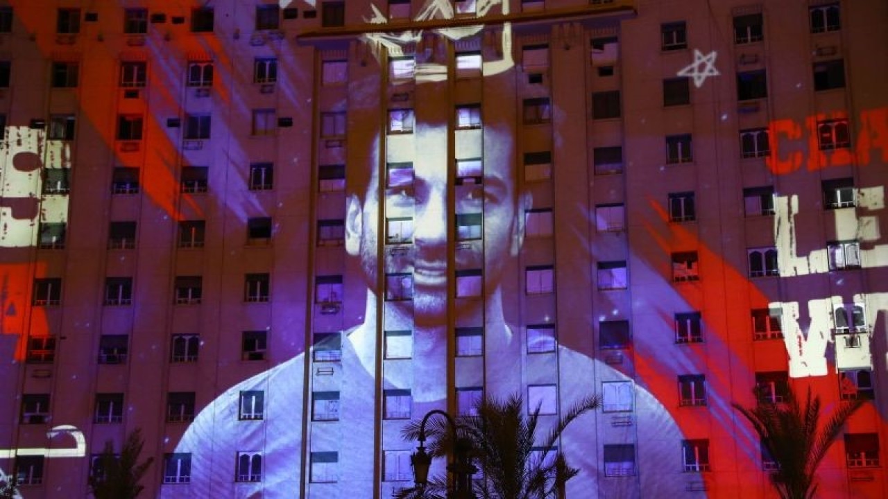 Arsip - Pertunjukkan pemetaan video (video mapping) 3 dimensi (3D) pesepak bola profesional Mesir Mohamed Salah di gedung Tahrir Complex di Kairo, Mesir, Jumat (24/12/2021). Pertunjukan itu memamerkan sejumlah pencapaian paling luar biasa Mohamed Salah, seperti memecahkan rekor gol di kompetisi Liga Inggris dengan 100 golnya, memenangkan Liga Champions pada 2019, dan terpilih sebagai Pemain Terbaik Afrika. Salah merupakan pemain sepak bola profesional Mesir yang menjadi kapten tim nasional dan bermain untuk Liverpool Football Club. ANTARA FOTO/Xinhua/Ahmed Gomaa/pras.