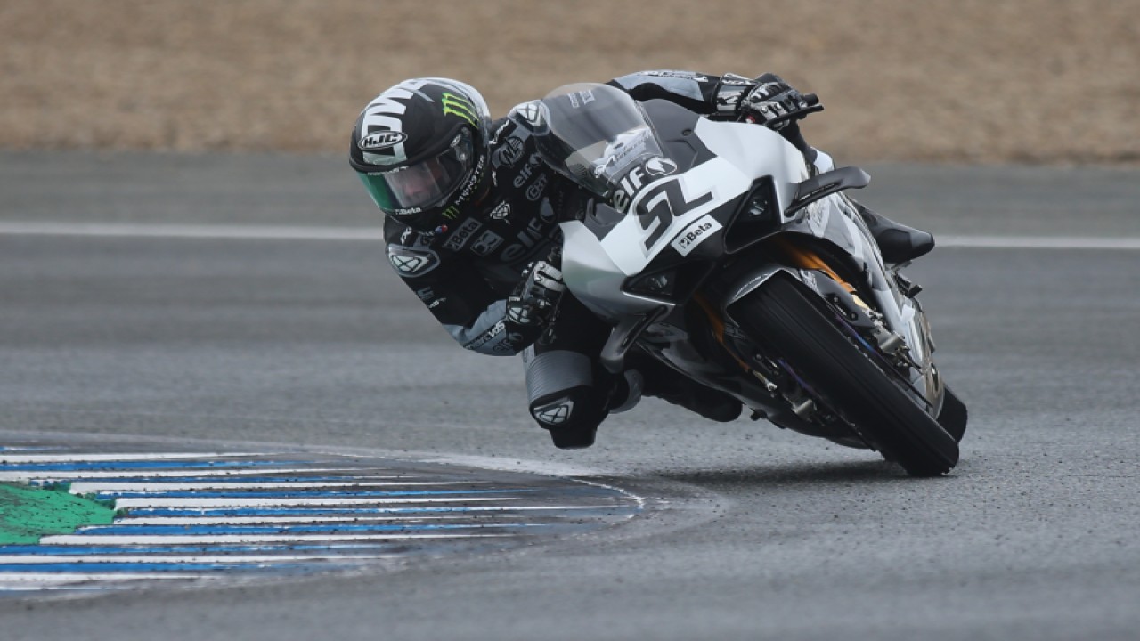 Sam Lowes saat melakoni uji coba motor Ducati Panigale V4 R untuk tim ELF MarcVDS di Sirkuit Jerez, Spanyol, sebagai rangkaian jelang World Superbike (WSBK) 2024. (ANTARA/HO/WSBK)