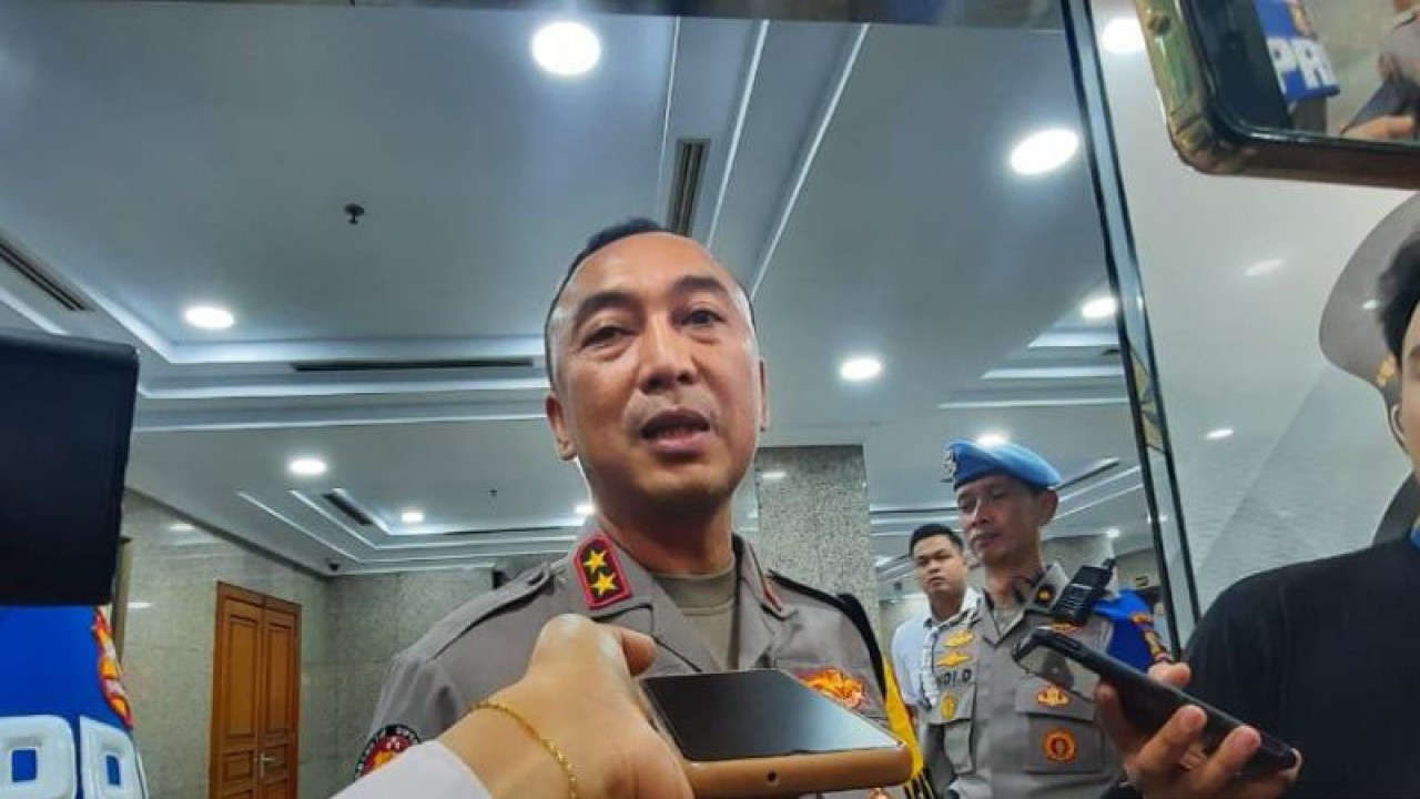 Kepala Divisi Humas Polri Irjen Pol. Sandi Nugroho memberikan keterangan kepada wartawan di Mabes Polri, Jakarta, Selasa (5/12/2023). (ANTARA/Laily Rahmawaty)