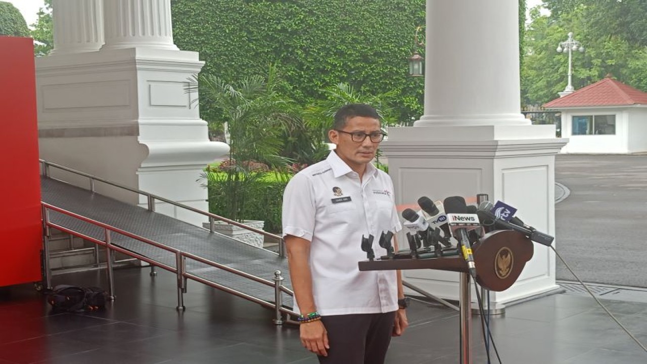Menteri Pariwisata dan Ekonomi Kreatif Sandiaga Uno memberikan keterangan di Istana Kepresidenan, Jakarta, Senin (4/12/2023). ANTARA/Rangga Pandu Asmara Jingga