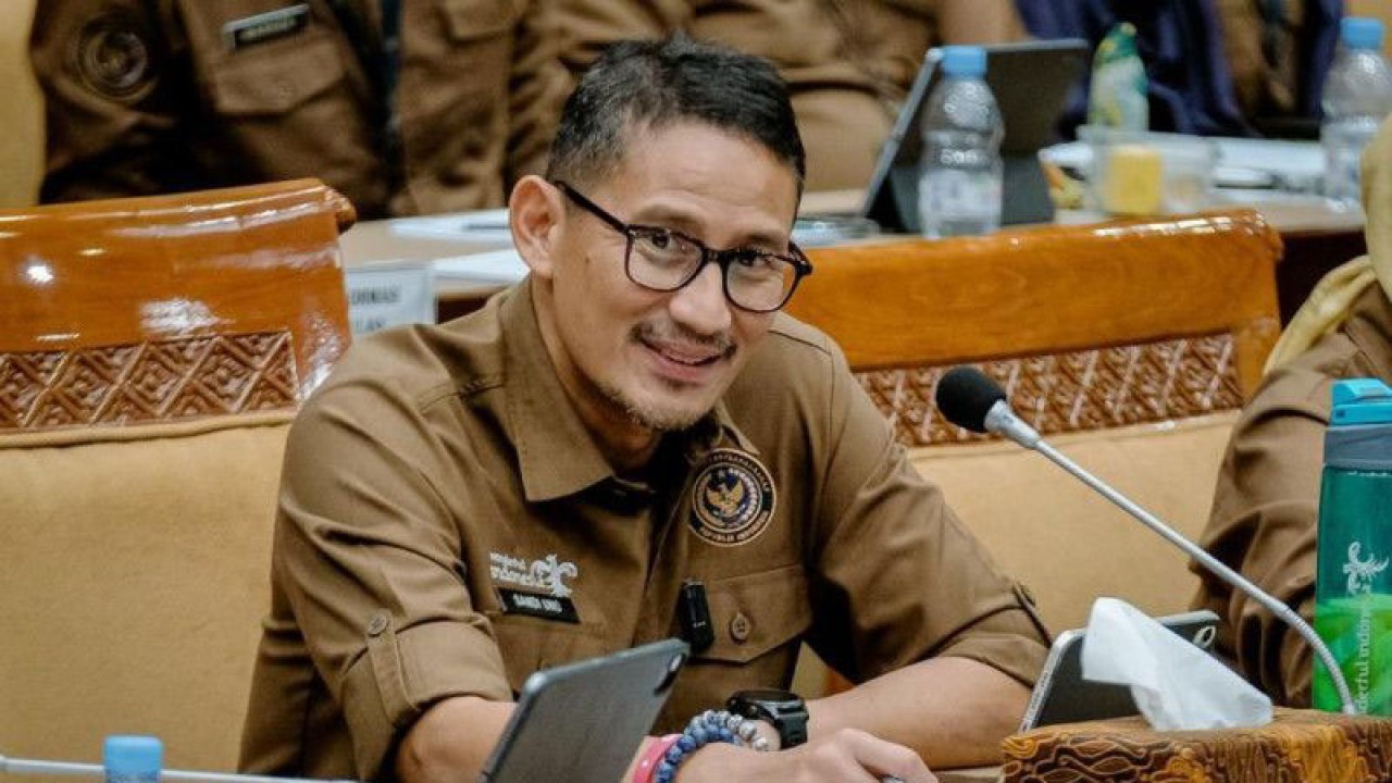 Menparekraf Sandiaga Uno membahas kesiapan dan antisipasi pergerakan wisatawan nusantara (wisnus) saat libur lebaran bersama Komisi X DPR RI di Gedung DPR RI, Jakarta, Rabu (29/3/2023). ANTARA/HO-Humas Kemenparekraf