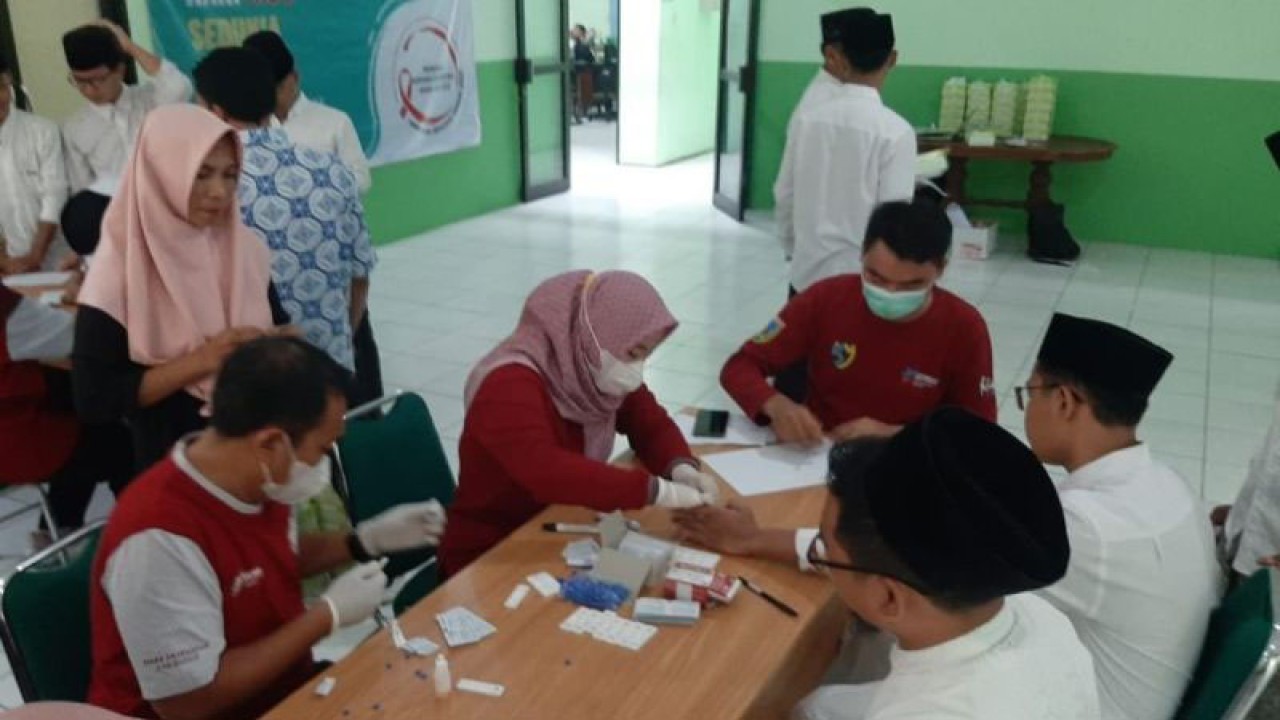 Sejumlah santri dari pondok pesantren di Kabupaten Kudus, Jawa Tengah, menjalani skrining HIV (Human Immunodeficiency Virus) sebagai salah satu upaya pencegahan penularan penyakit HIV di aula kantor Kementerian Agama Kabupaten Kudus, Jumat (1/12/2023). (ANTARA/Akhmad Nazaruddin Lathif)