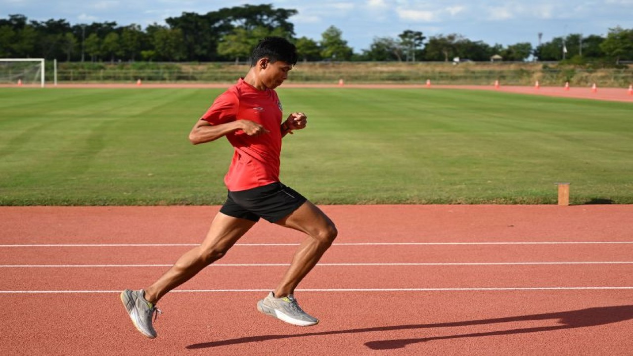 Spinter Indonesia Saptoyogo Purnomo saat menjalani sesi latihan perdana sebelum event World Abilitysport Games 2023 di 80th Birthday Stadium, Nakhon Ratchasima, Thailand, Sabtu (2/12/2023). Multievent ini akan diselenggarakan pada 1-9 Desember 2023. (ANTARA/HO/NPC INDONESIA/Agung Wahyudi)