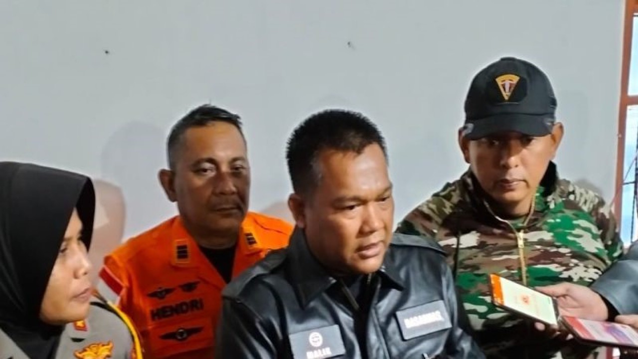 Kepala Kantor Search and Rescue (SAR) Kota Padang, Sumatra Barat (Sumbar) Abdul Malik (jaket hitam) saat diwawancarai di Kabupaten Agam, Rabu, (6/12). ANTARA/Muhammad Zulfikar.