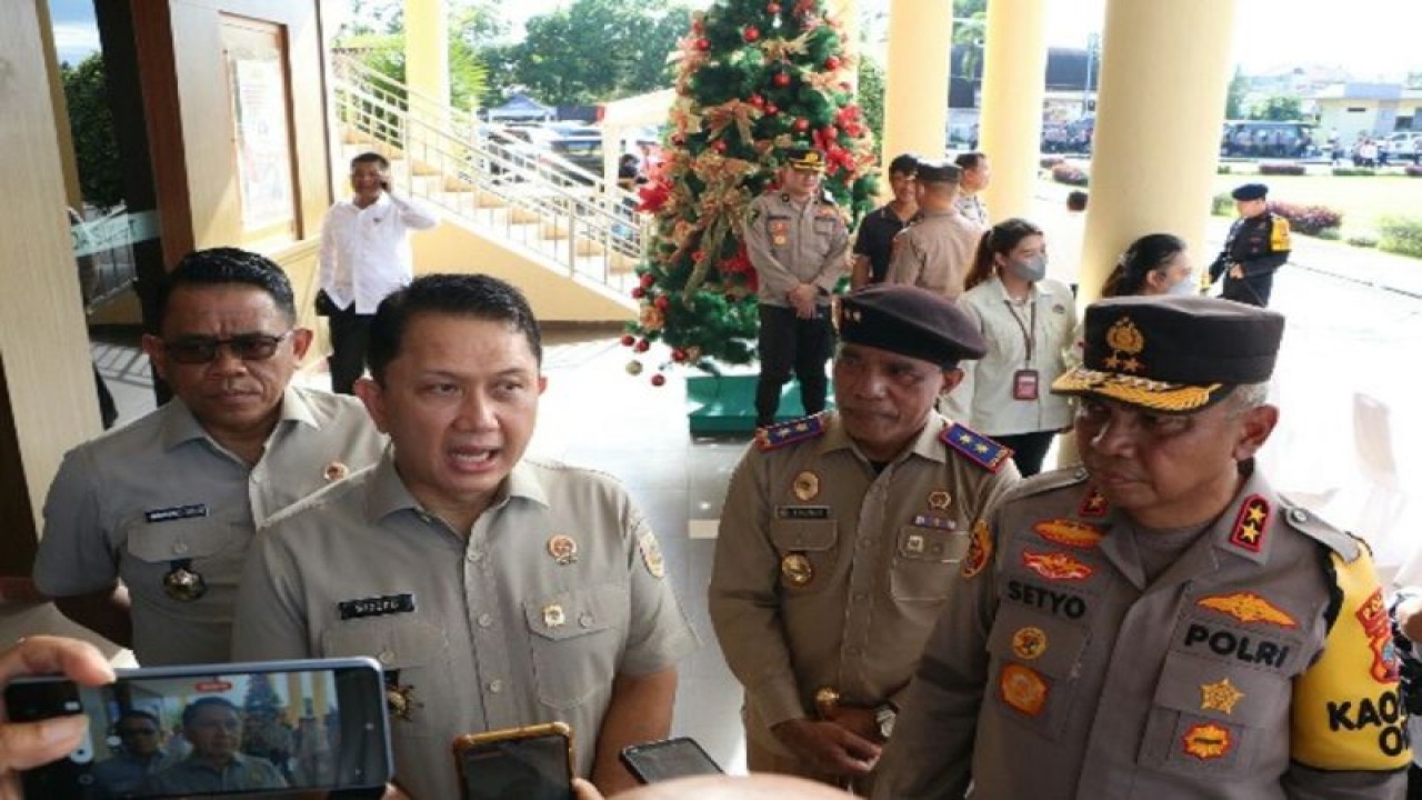 Staf Khusus Menteri ATR/BPN Bidang Penanganan Sengketa dan Konflik Tanah dan Ruang Widodo, didampingi Kapolda Sulut Irjen Pol Setyo Budiyanto saat memberikan keterangan pers. ANTARA/HO-Humas Polda Sulut (1)