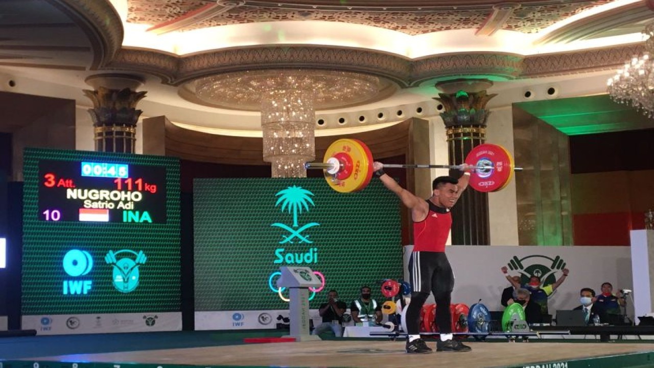 Lifter muda Indonesia Satrio Adi Nugroho saat tampil di Kejuaraan Angkat Besi Dunia Remaja U-17 di Jeddah, Arab Saudi, Rabu (6/10/2021). (ANTARA/HO-PABSI)