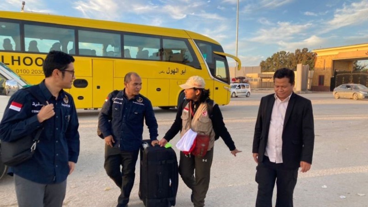 Arsip foto - Relawan MER-C Farid Zanzabil Al Ayubi (ketiga dari kiri) saat tiba di Mesir bersama tim evakuasi Kedutaan Besar RI di Kairo, Mesir, Sabtu (9/12/2023). ANTARA/HO-KBRI Kairo/aa. (Handout KBRI Kairo)