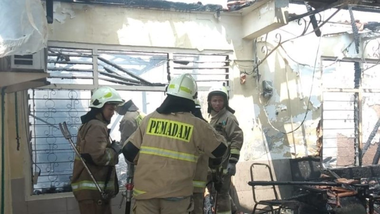 Petugas Sudin Gulkarmat Jakarta Timur tengah memadamkan api yang menghanguskan sebuah rumah di Jalan Rantai Timah, Kelurahan Tengah, Kecamatan Kramat Jati, Jakarta Timur, Kamis (21/12/2023). ANTARA/HO-Sudin Gulkarmat Jakarta Timur