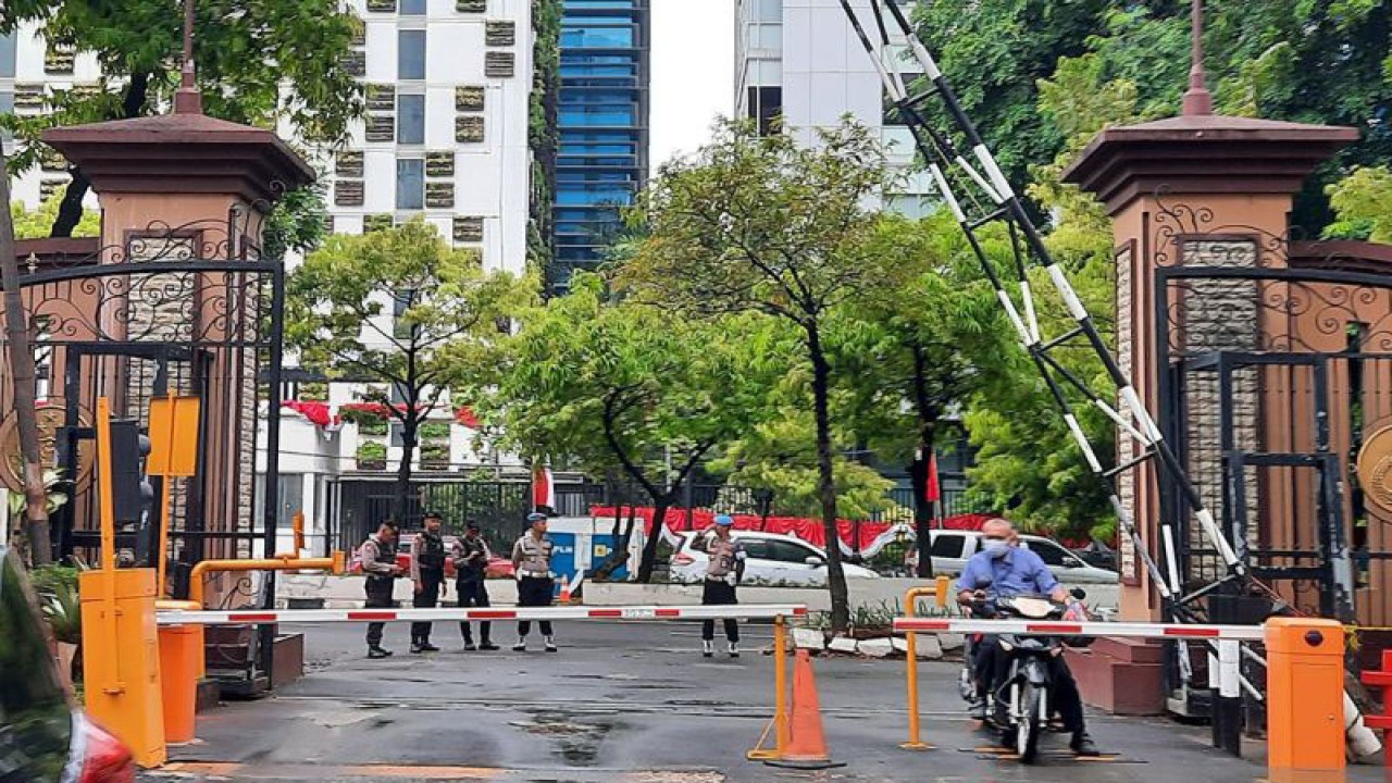 Sejumlah Petugas Yanma Mabes Polri berjaga-jaga di gerbang masuk Bareskrim Polri, Jakarta, Jumat (1/12/2023). ANTARA/Laily Rahmawaty/aa.