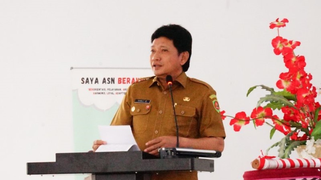 Sekda Maluku Sadali Ie saat membuka forum koordinasi BPSDM/BKPSDM se-Maluku Tahun 2023 (Antara/HO-Pemprovmaluku)