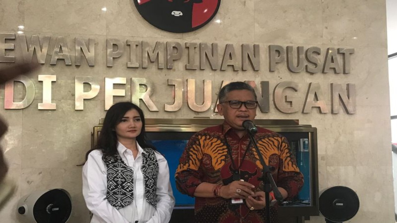 Sekretaris Jenderal PDI Perjuangan Hasto Kristiyanto (kanan) di Kantor DPP PDI Perjuangan, Jakarta, Jumat (22/12/2023). (ANTARA/Devi Nindy)