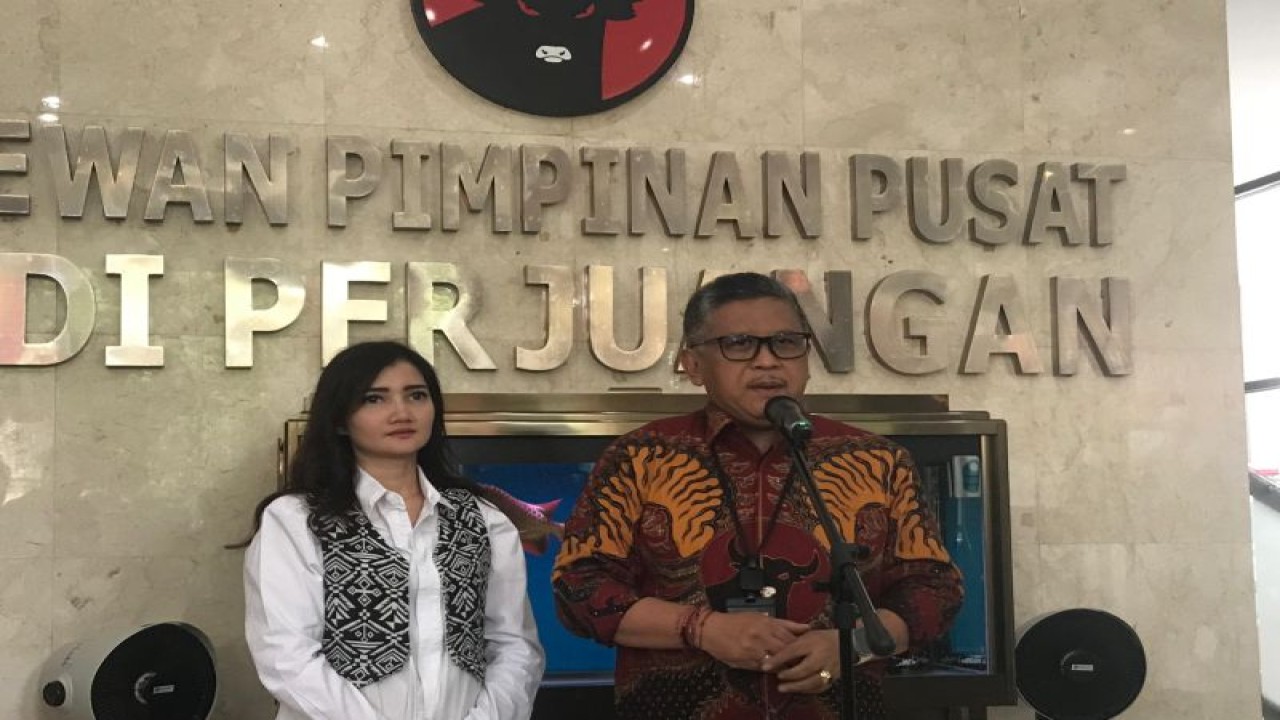 Sekretaris Jenderal PDIP Hasto Kristiyanto ditemui di Kantor DPP PDIP Jakarta, Jumat (22/12/2023). (Antara/Devi Nindy)