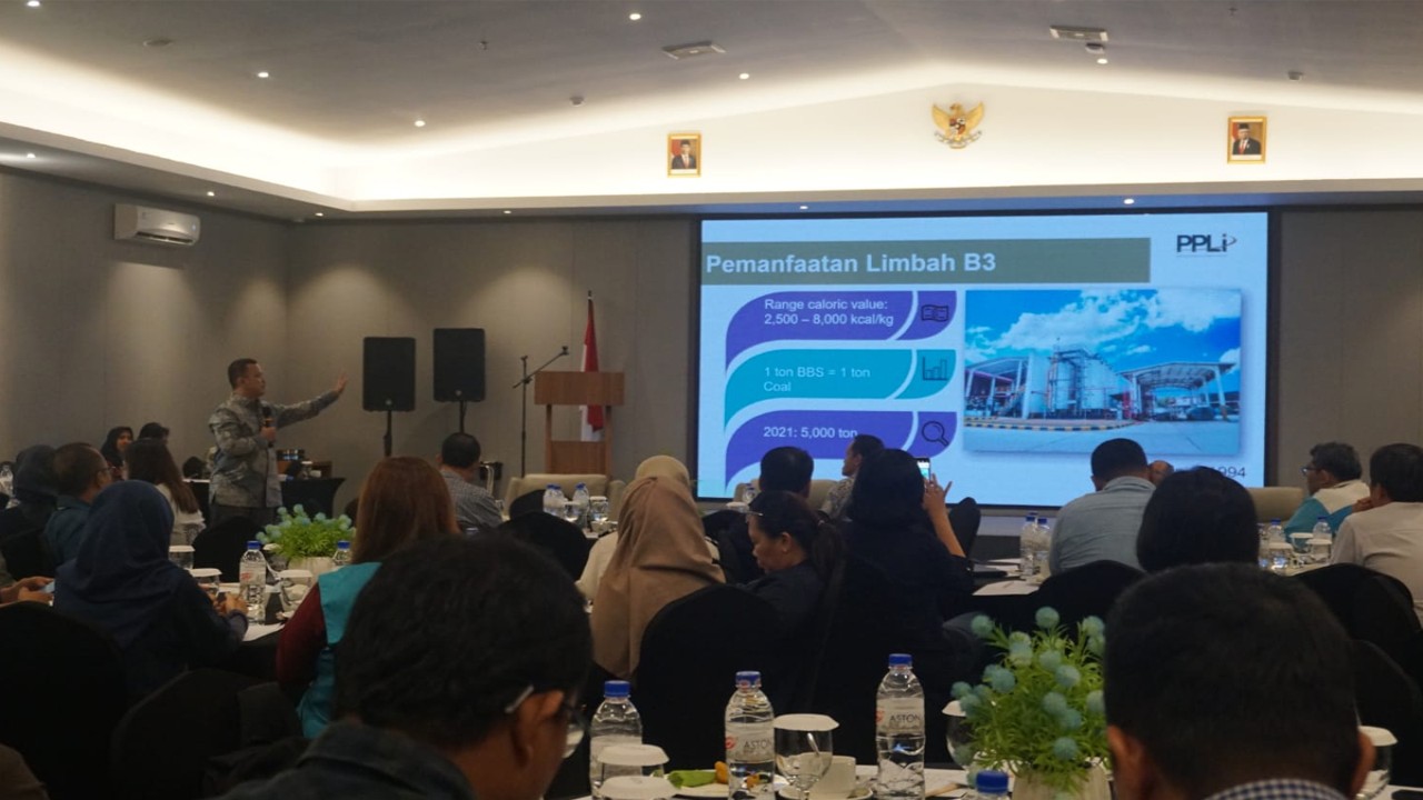 Sosialisasi pengolahan limbah beracun dan berbahaya (B3) dan Implementasi Digitalisasi Pelaporan Melalui Sistem Informasi Lingkungan Hidup yang diselenggarakan DLHK Kota Batam di Aston Nagoya Batam