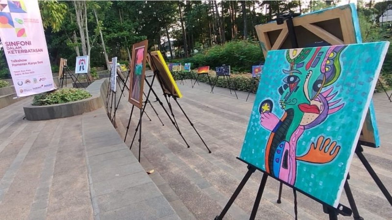 Sejumlah karya lukis buah tangan anak-anak berkebutuhan khusus dipamerkan dalam pameran karya seni bertajuk "Sinfoni Dalam Keterbatasan" di Tebet Eco Park, Jakarta Selatan, Sabtu (16/12/2023) (ANTARA/HO-Yayasan Griya Filoksenia Kreatif)