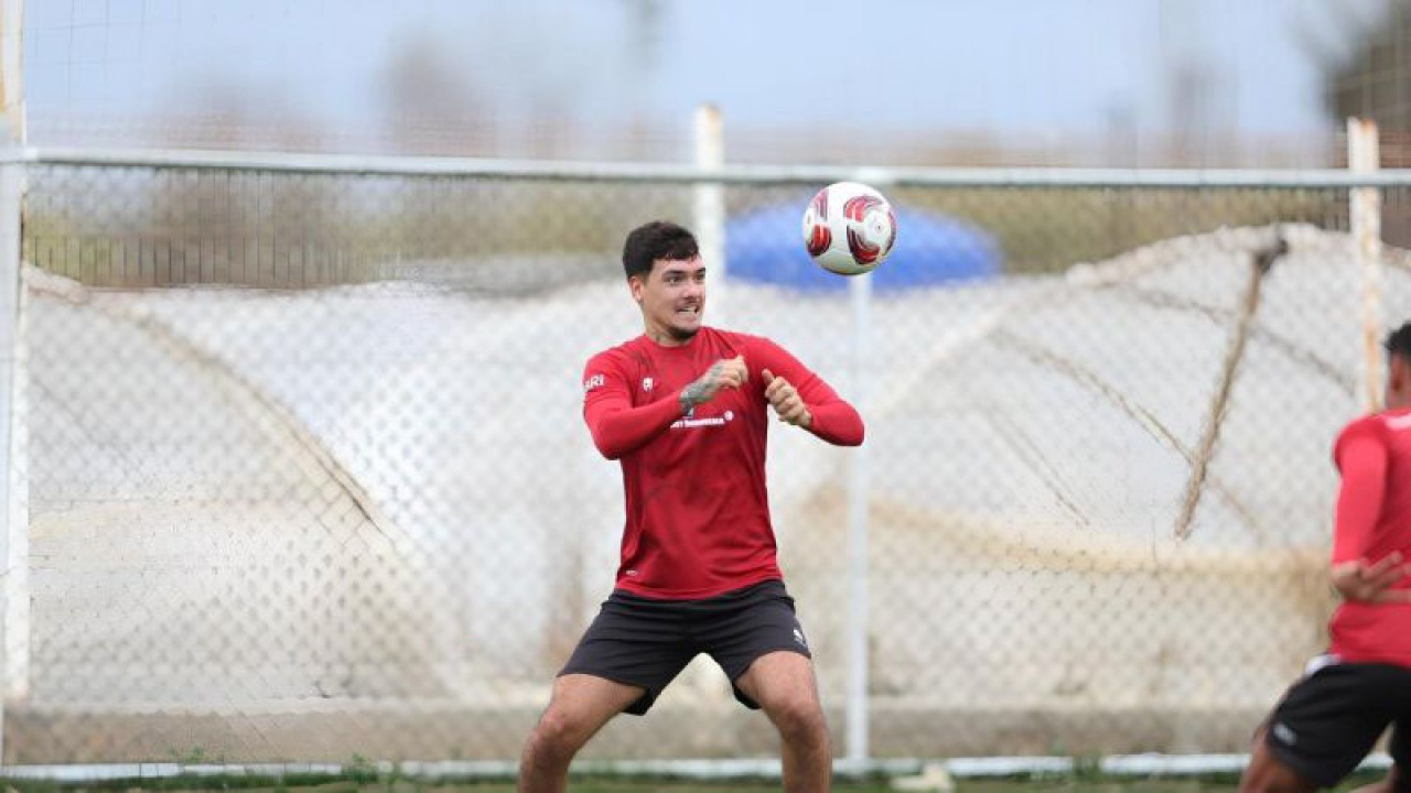 Pemain timnas Indonesia Shayne Pattynama ketika mengikuti pemusatan latihan (TC) di Antalya, Turki untuk persiapan Piala Asia 2023. (ANTARA/Ho/PSSI)