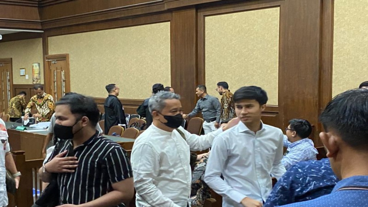 Direktur PT Kindah Abadi Utama sekaligus perseroan Komanditer Perseroan CV Pandu Aksara, Roni Aidil (tengah) berjalan ke luar ruang sidang usai pembacaan vonis di Pengadilan Tindak Pidana Korupsi Jakarta Pusat, Kamis (21/12/2023). (ANTARA/Fath Putra Mulya)