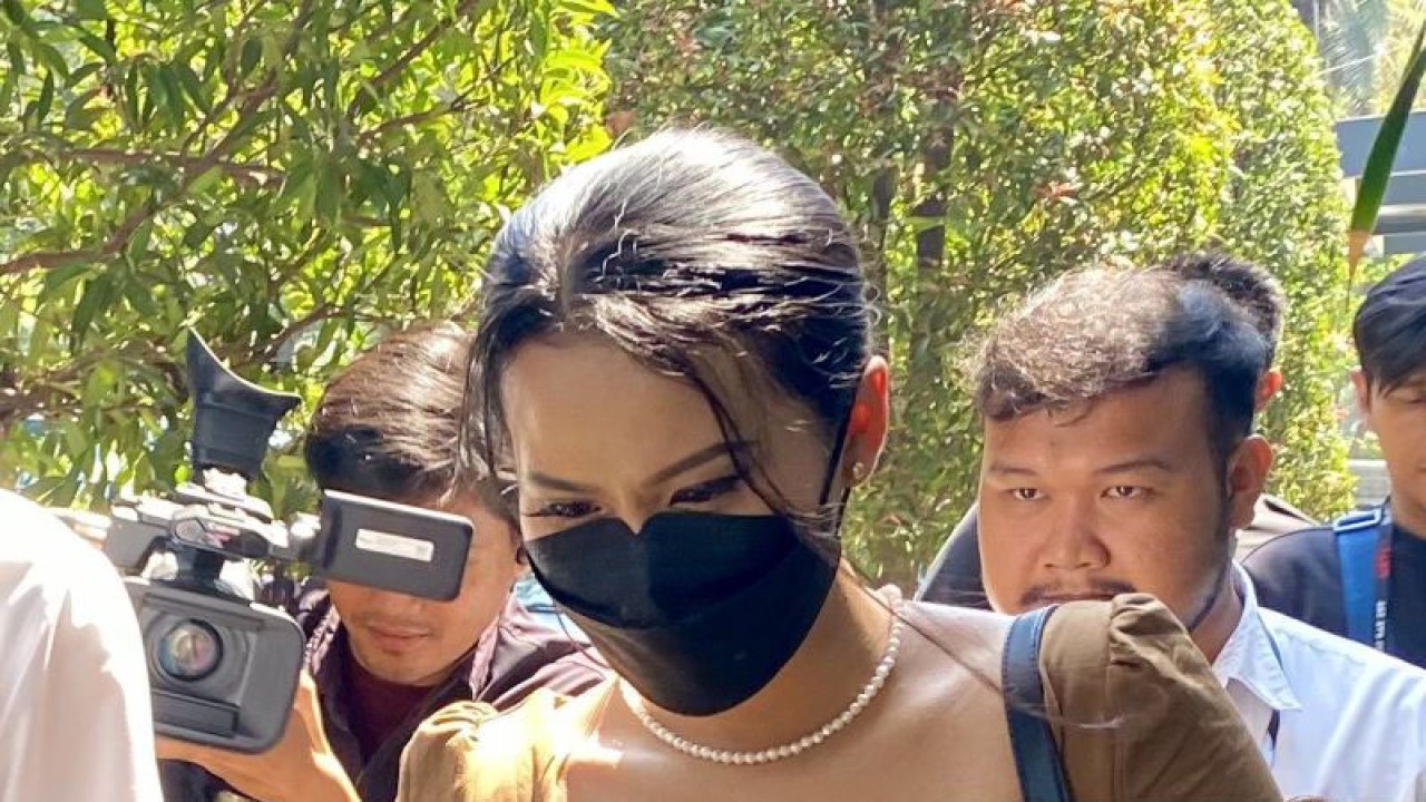 Fransisca Candra Novitasari alias Siskaeee tiba di gedung Direktorat Reserse Kriminal Khusus (Ditreskrimsus) Polda Metro Jaya, Jakarta, Senin (25/9/2023). (ANTARA/Cahya Sari.)