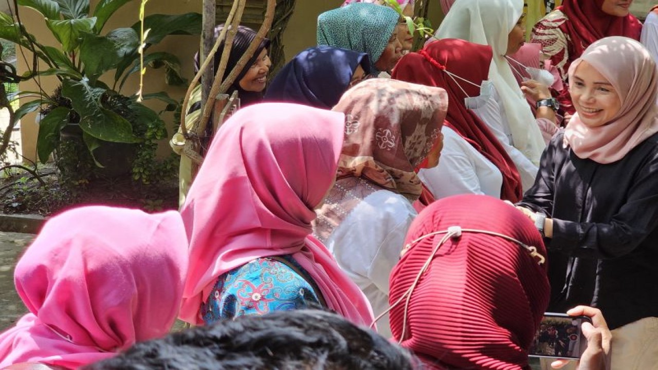 Istri capres Ganjar Pranowo, Siti Atikoh Suprianti, saat menyapa ibu-ibu pengajian serta wanita hamil di Joglo Dahar Gedhang Mas, Kabupaten Bantul, Rabu (27/12). (ANTARA/HO-Tim Media Ganjar Pranowo)