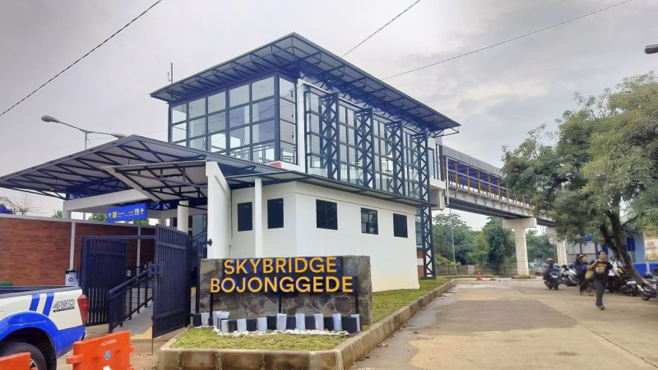 Skybridge di Terminal Bojonggede yang terhubung ke Stasiun Bojonggede, Kabupaten Bogor, Jawa Barat. ANTARA/M Fikri Setiawan