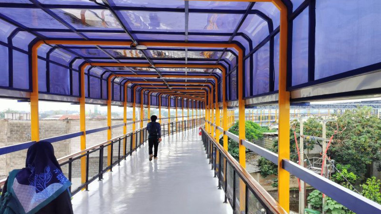 Skybridge penghubung stasiun dengan terminal Bojonggede, Kabupaten Bogor, Jawa Barat. ANTARA/M Fikri Setiawan