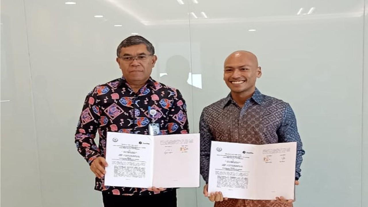 Penandatanganan kerja sama antara SnackVideo dan KKP diwakili oleh Direktur SnackVideo Yugo Prabowo (kanan) dan Kepala BPPSDM Dr. I Nyoman Radiarta (kiri) di Jakarta. (ANTARA/HO/Snackvideo)