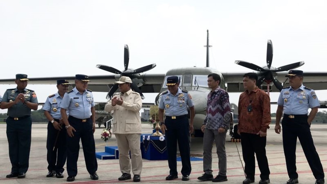 Menhan Prabowo Subianto (empat kiri) bersama Wakil Kepala Staf TNI Angkatan Udara Marsekal Madya TNI A. Gustaf Brugman (tiga kiri) saat penyerahan lima unit NC-212i dari Kemhan ke TNI Angkatan Udara di Base Ops Pangkalan Udara Halim Perdanakusuma, Jakarta, Selasa (12/12/2023). (ANTARA/Genta Tenri Mawangi)