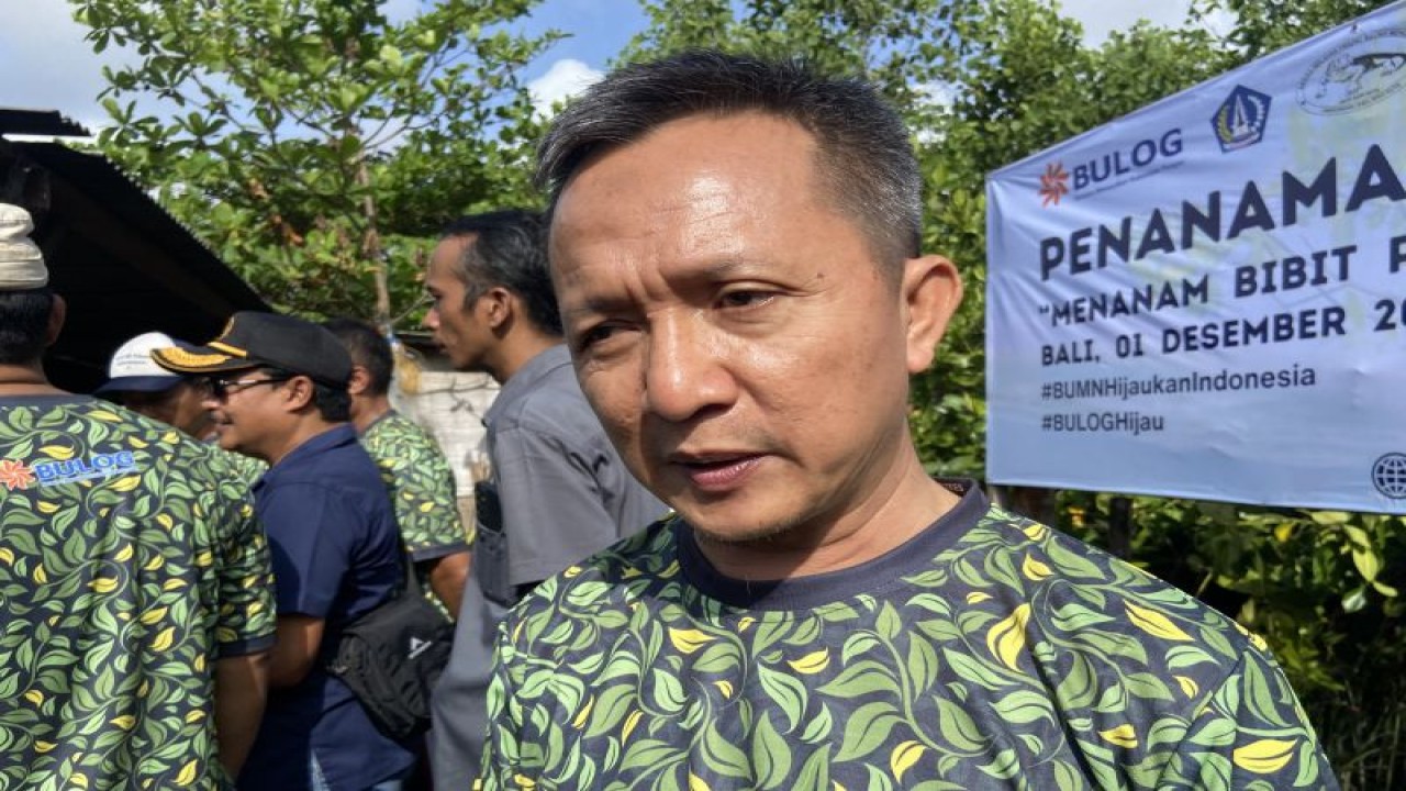 Pimpinan Wilayah Bulog Bali Sony Supriadi saat diwawancara soal stok beras jelas Nataru di Badung, Jumat (1/12/2023). ANTARA/Ni Putu Putri Muliantari