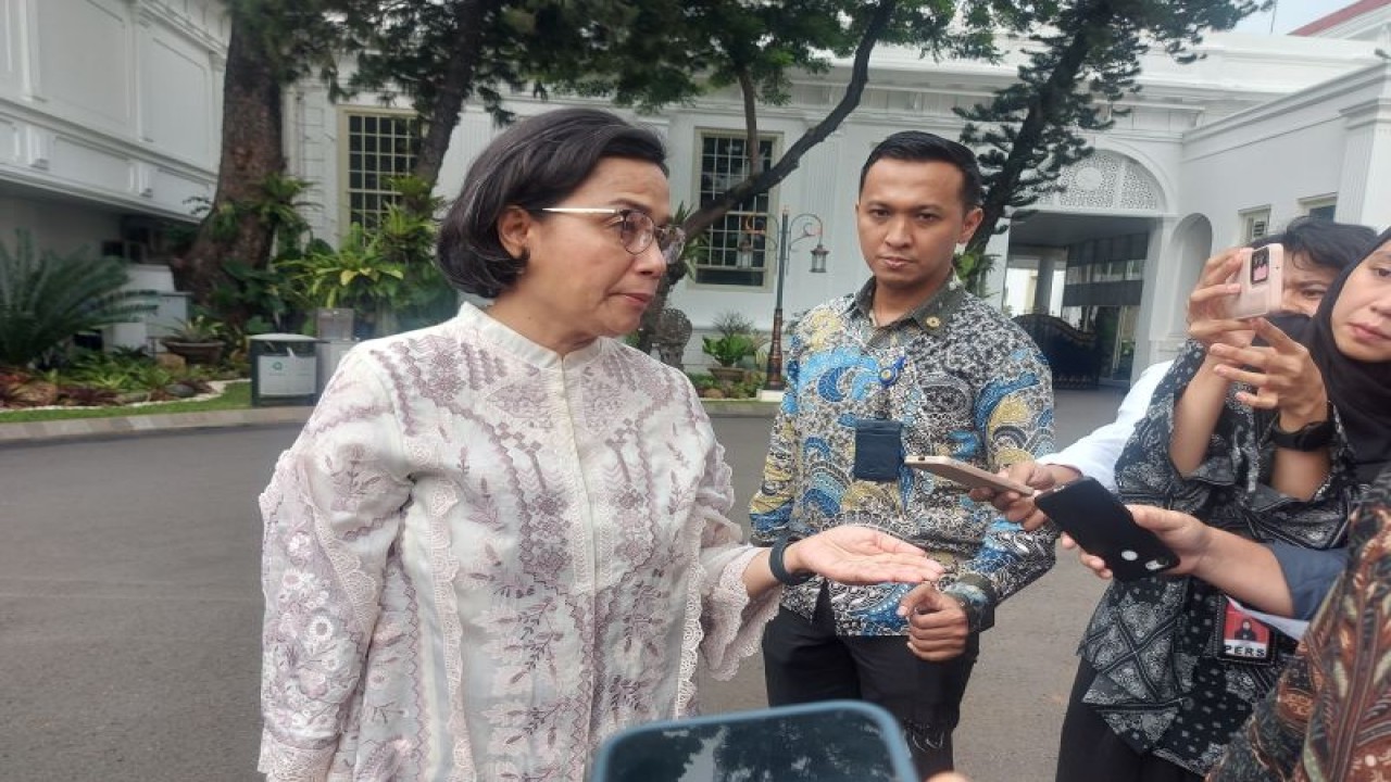 Menkeu Sri Mulyani Indrawati saat menyampaikan keterangan kepada wartawan usai menghadiri penyampaian IHPS I Tahun 2023 di Istana Merdeka, Jakarta, Jumat (8/12/2023). (ANTARA/Andi Firdaus).