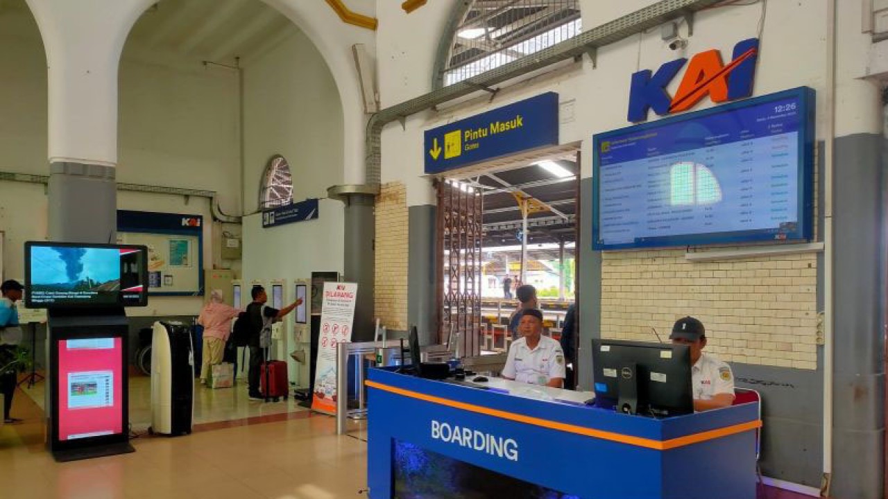 Suasana di Stasiun Cirebon, Jawa Barat, Selasa (5/12/2023). ANTARA/Fathnur Rohman