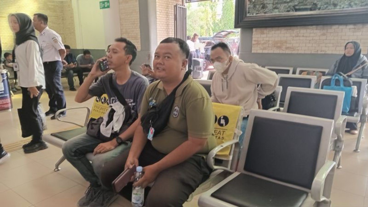 Sejumlah penumpang menunggu keberangkatan kereta api di Stasiun Cirebon, Jawa Barat, Selasa (26/12/2023). ANTARA/Fathnur Rohman