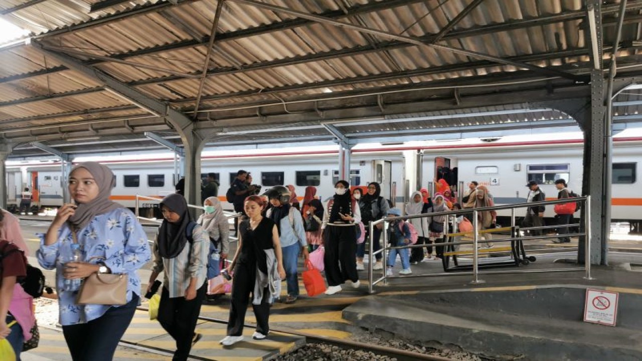Sejumlah penumpang turun dari kereta di Stasiun Jember, Selasa (19/12/2023) (ANTARA/HO-Humas KAI Daop 9 Jember)