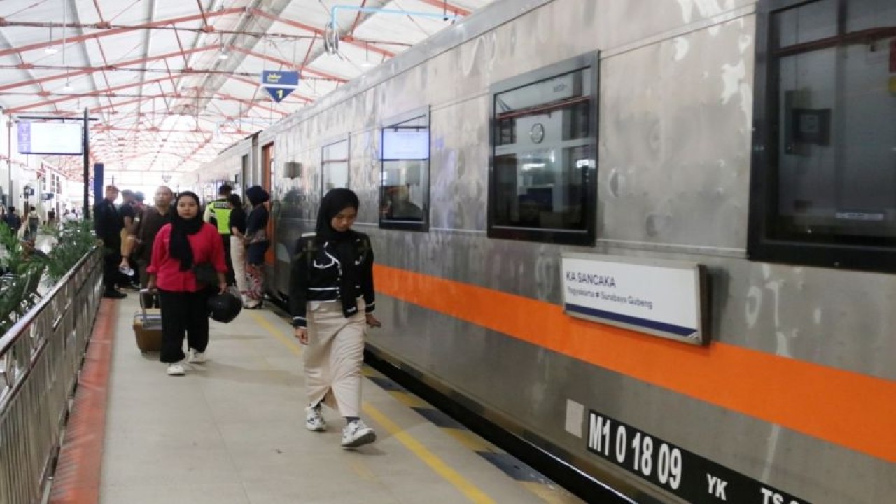 Sejumlah penumpang turun dari KA Sancaka di Stasiun Madiun. ANTARA/HO-Humas Daop 7 Madiun