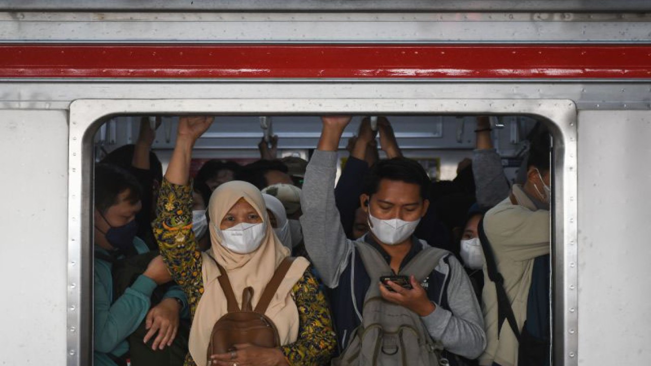 Sejumlah warga mengenakan masker saat naik kereta api di Stasiun Manggarai, Jakarta, Kamis (24/8/2023). ANTARA FOTO/Aditya Pradana Putra/nym.
