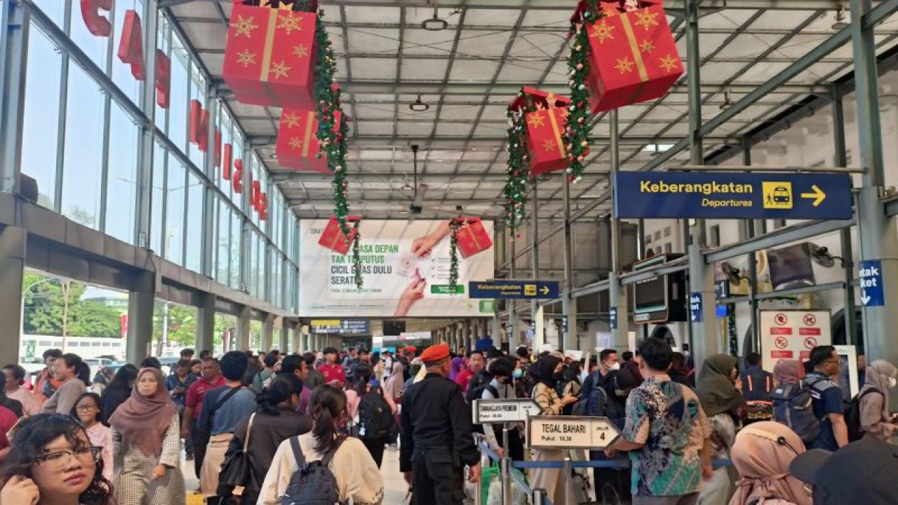 Suasana Stasiun Pasar Senen jelang libur Natal dan Tahun Baru, Sabtu (23/12/2023). ANTARA/Suci Nurhaliza