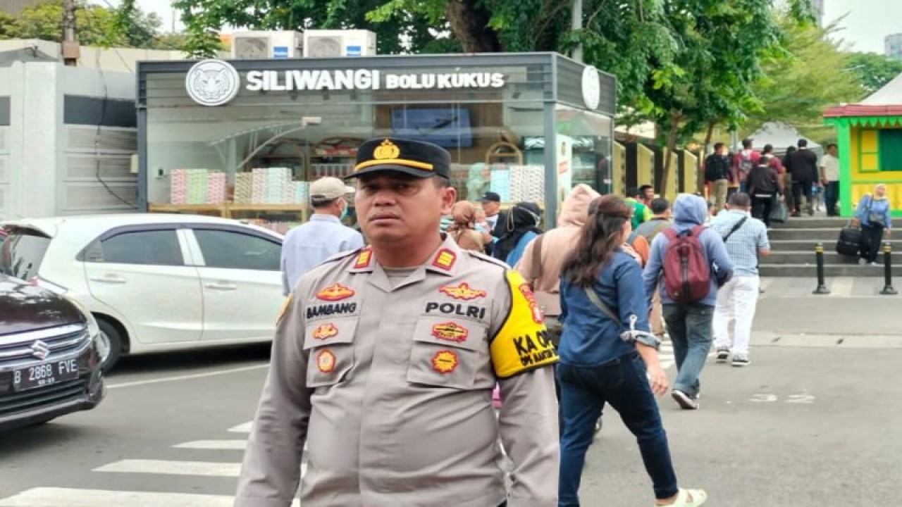 Kapolsek Senen Ajun Komisaris Polisi (AKP) Bambang Santoso di Stasiun Senen, Jakarta Pusat, Jumat (22/12/2023). (ANTARA/Siti Nurhaliza)