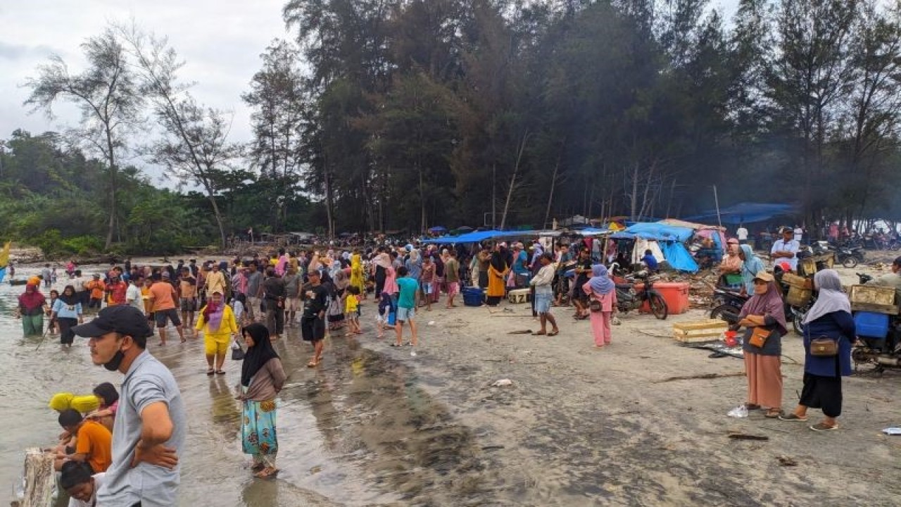Suasana objek wisata Batu Kumbang Desa Pulau Baru, Kabupaten Mukomuko, Kamis (14/12/2023) ANTARA/Ferri.