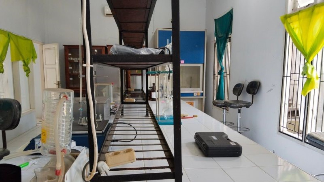 Suasana ruangan laboratorium Dinas Lingkungan Hidup Kabupaten Mukomuko, Senin (18/12/2023) ANTARA/Ferri.