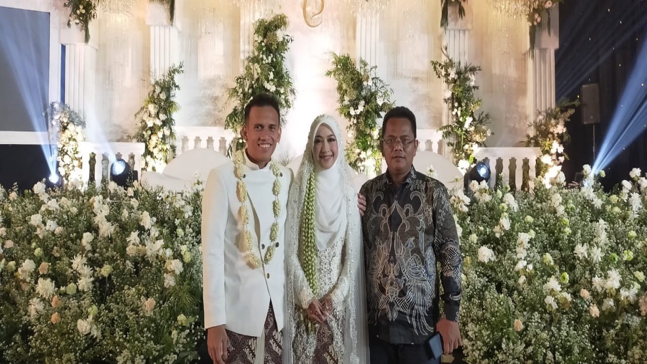 Subagja (kanan) bersama Egy Maulana Vikri dan Adiba Khanza Az-Zahra usai prosesi ijab kabul di Gedung Pertemuan Hallf Patiunus Jakarta, Minggu (10/12/2023)