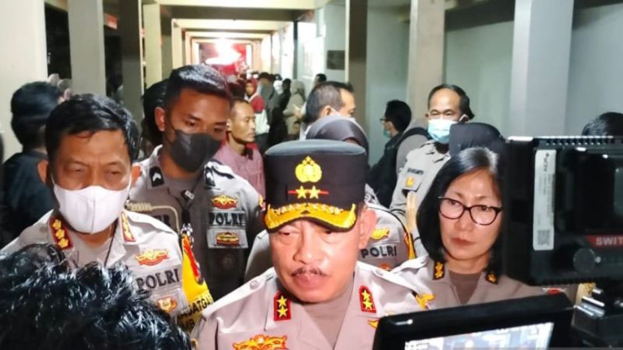 Kapolda Sumbar Irjen Polisi Suharyono saat diwawancarai awak media di Bukittinggi, Selasa, (5/12/2023). ANTARA/Muhammad Zulfikar